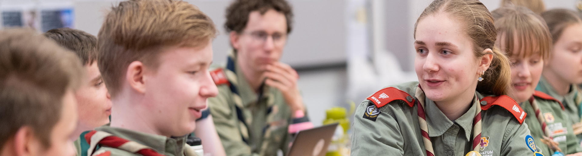 Speidere som snakker sammen.