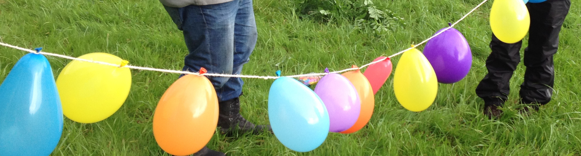 Ballonger hengt opp på en snor.