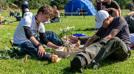 Speidere som bygger noe.