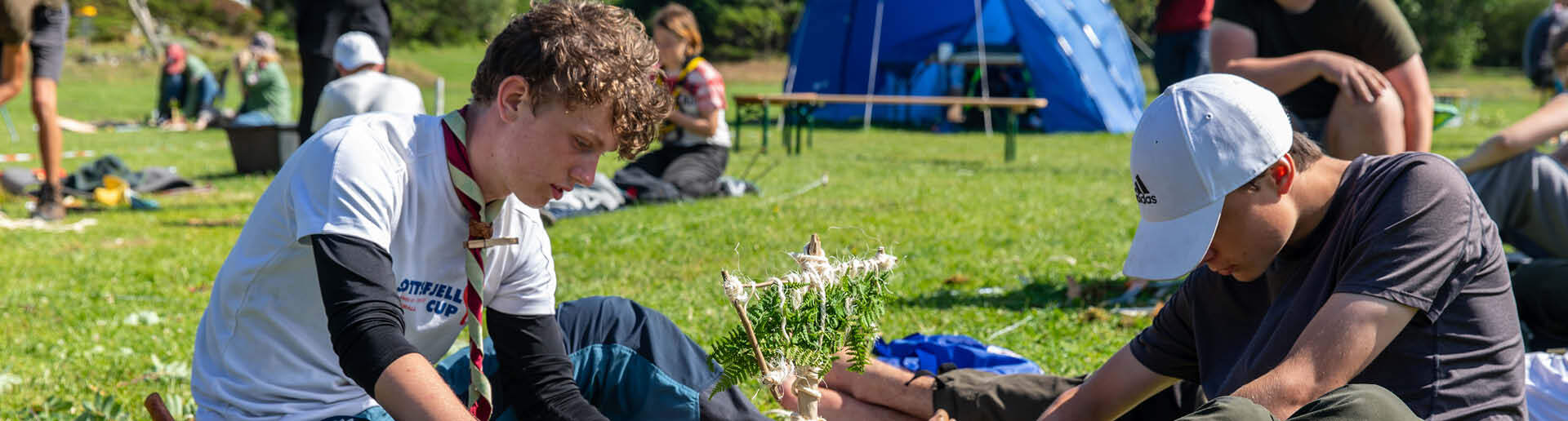 Speidere som bygger noe.