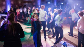 Speidere som danser på Roverball.