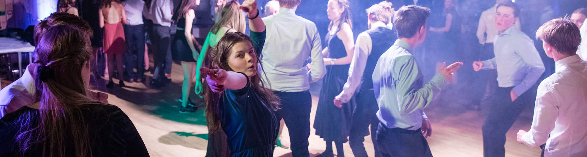 Speidere som danser på Roverball.